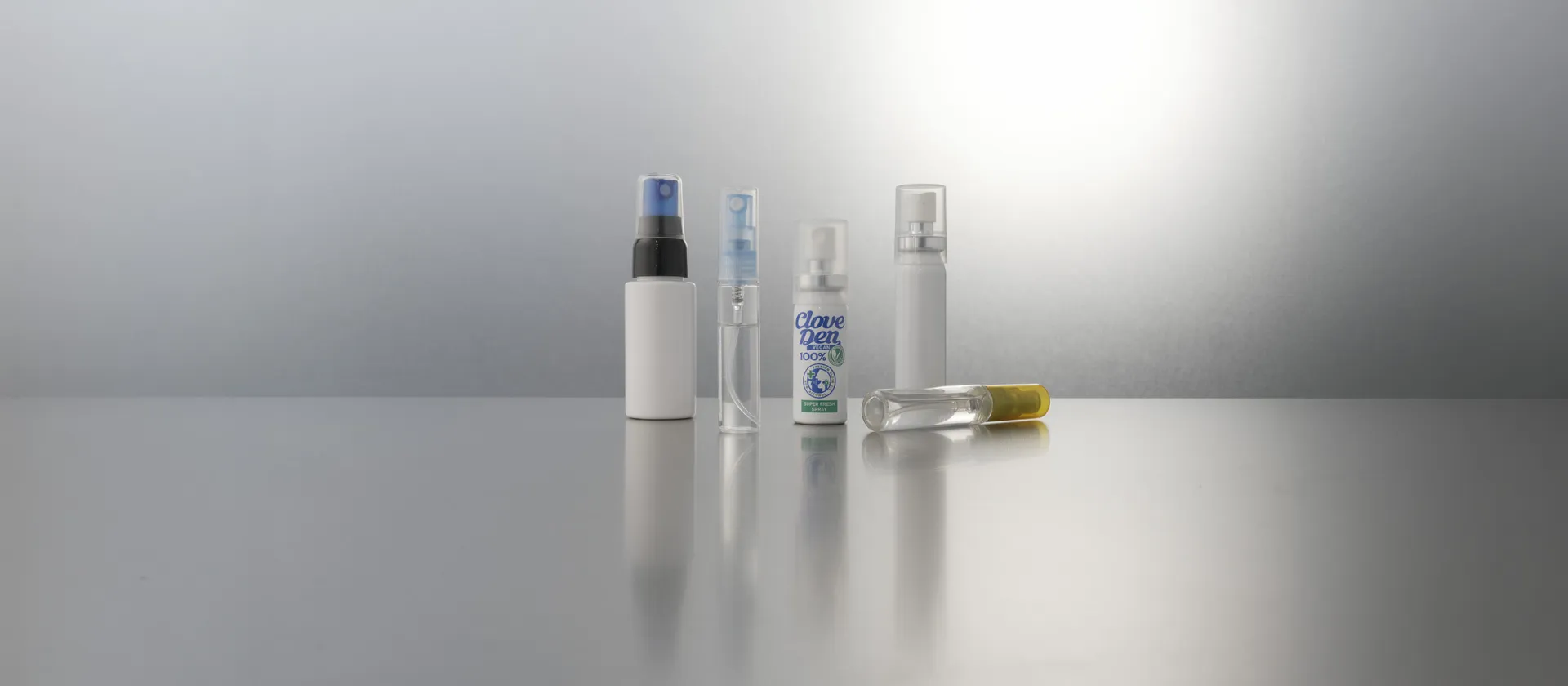 이수이엔지 VLCO-50O 액상 충전 실링 캡핑 오버캡 - VLCO-50O는 분당 50개의 처리 능력을 갖춘 병 정렬부터 라벨링·오버캡까지 한 라인에서 완결되는 통합 자동화 장비입니다